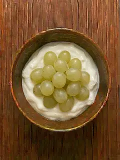 Yogur natural con uvas blancas