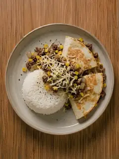 Quesadilla de ternera magra y maíz con arroz