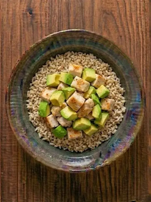 Bowl de arroz integral con pollo y aguacate