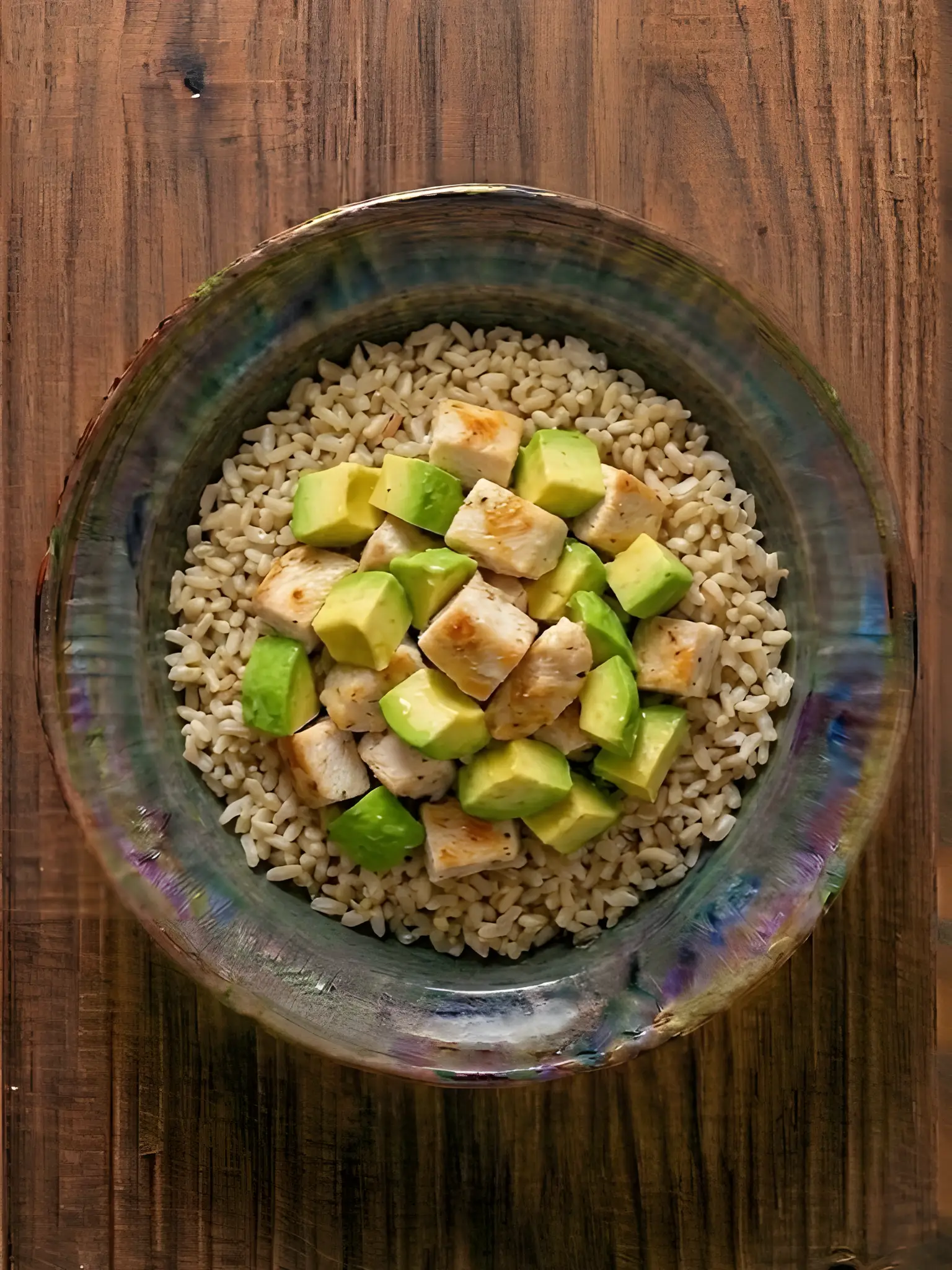 Bowl de arroz integral con pollo y aguacate
