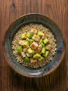 Bowl de arroz integral con pollo y aguacate