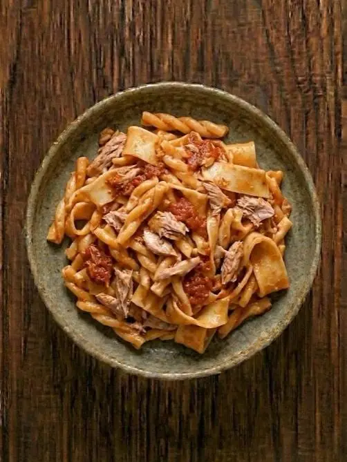 Pasta rápida con tomate y atún