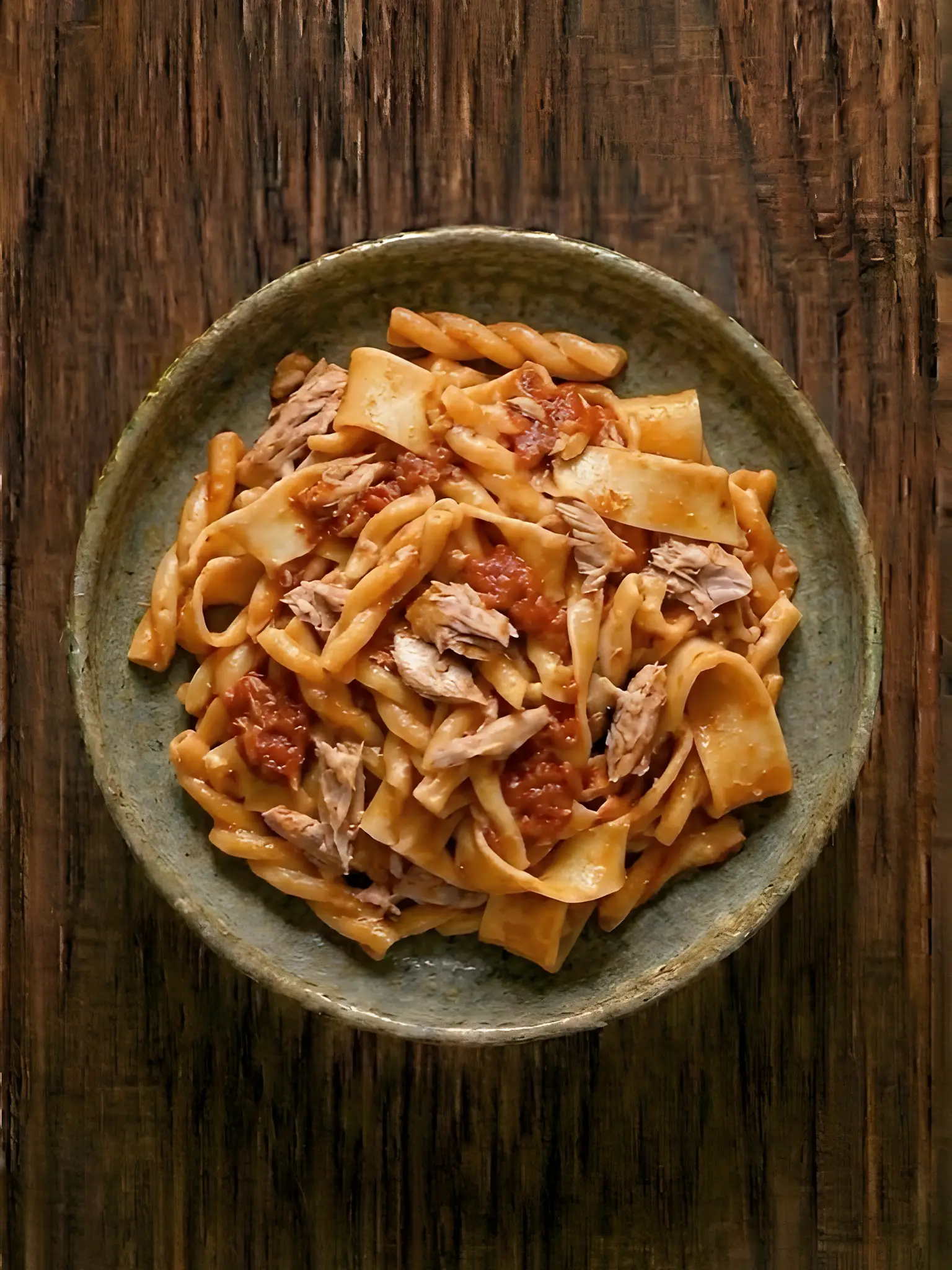 Pasta rápida con tomate y atún
