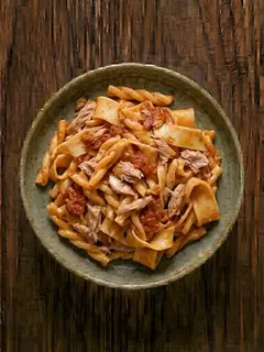 Pasta rápida con tomate y atún
