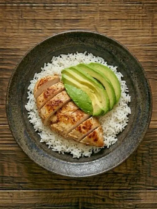 Bowl de pollo, arroz y aguacate