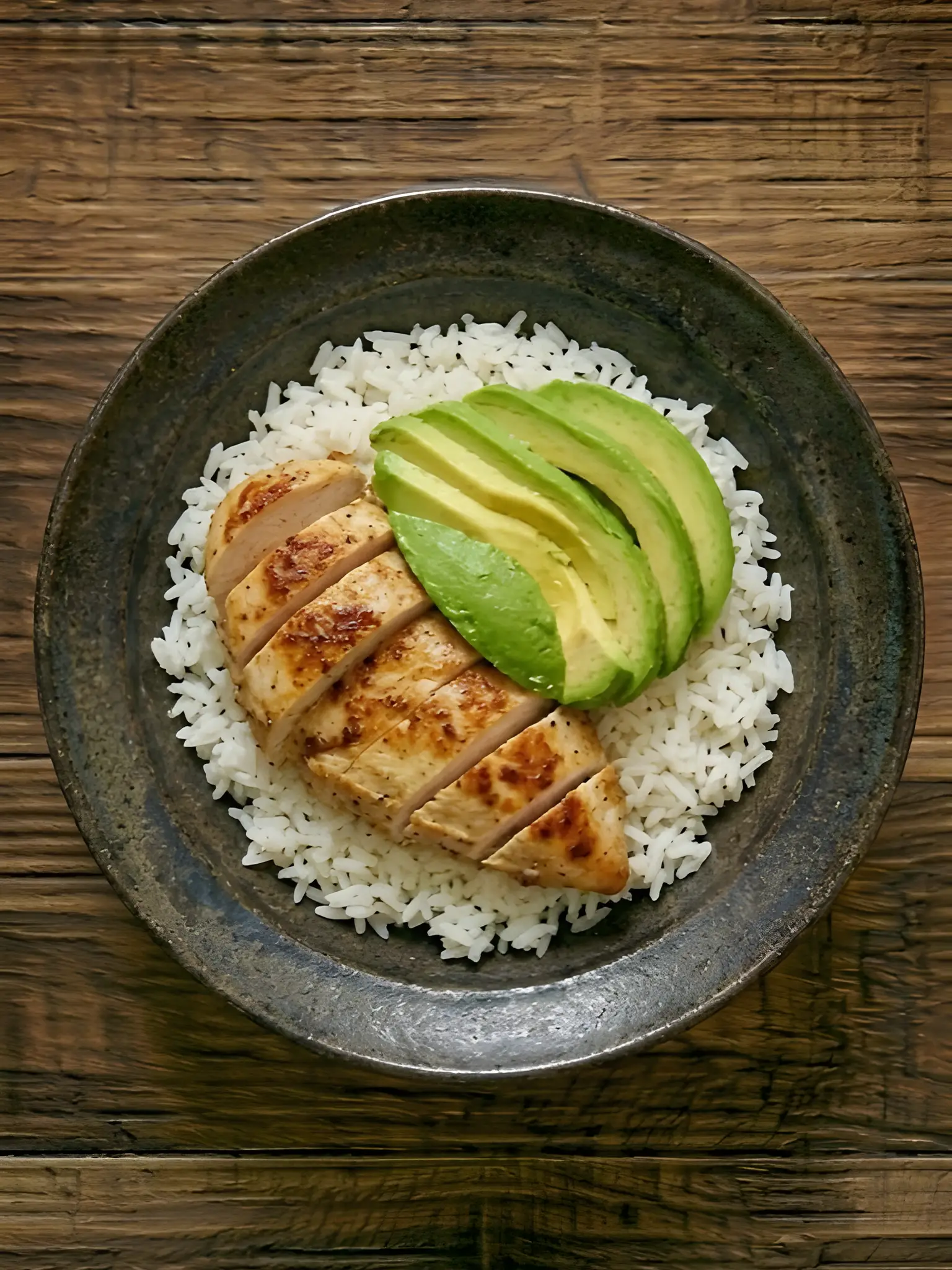 Bowl de pollo, arroz y aguacate