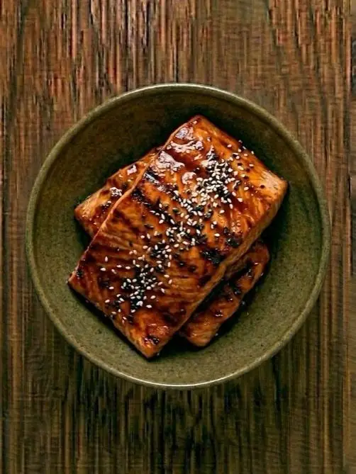 Salmón a la plancha con soja y sésamo