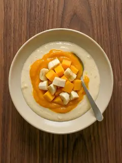 Batido de mango y plátano con leche de avena