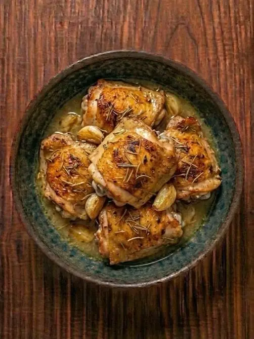 Muslos de pollo al horno con limón y romero