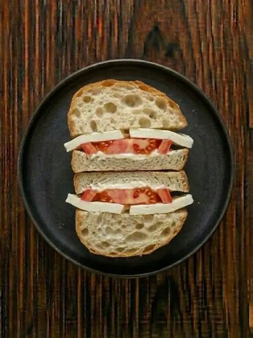 Bocadillo de pan de cristal con queso fresco y tomate