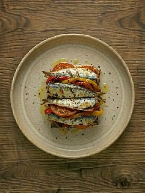 Sardinas al horno con tomate y pimientos