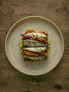 Sardinas al horno con tomate y pimientos