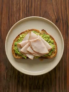 Tostada de biscotes con aguacate y pavo