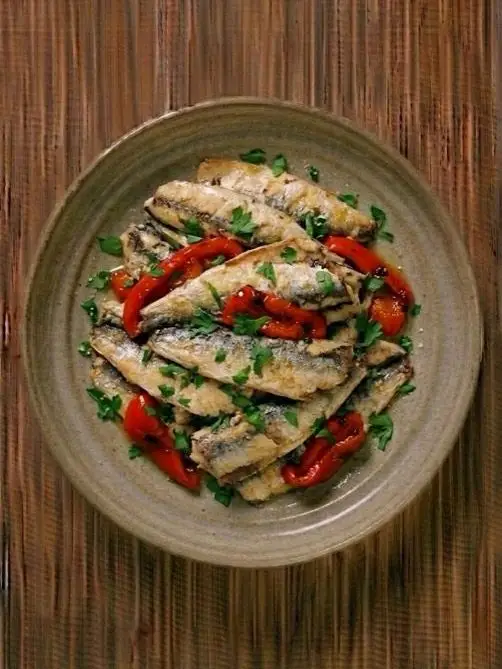 Sardinas en lata con pimientos asados