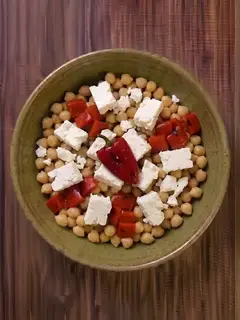 Ensalada de garbanzos con pimiento asado y queso feta