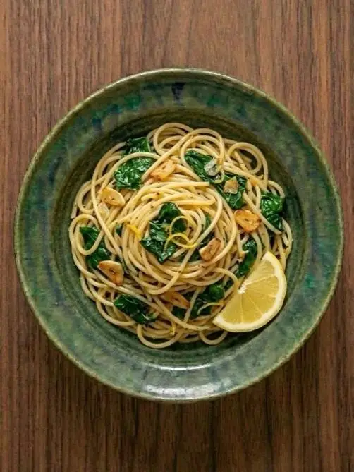 Pasta con espinacas y ajo al limón