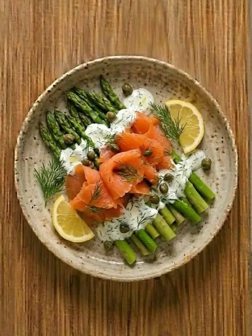 Ensalada de Salmón Ahumado y Espárragos