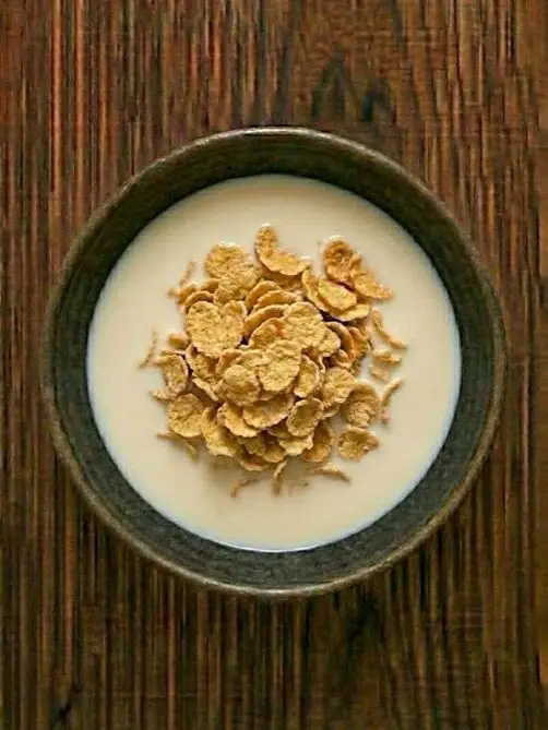 Copos de maíz con leche entera