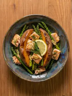 Boniato con salmón y espárragos