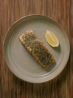 Salmón con costra de hierbas