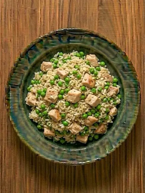 Arroz con pollo y guisantes en una olla