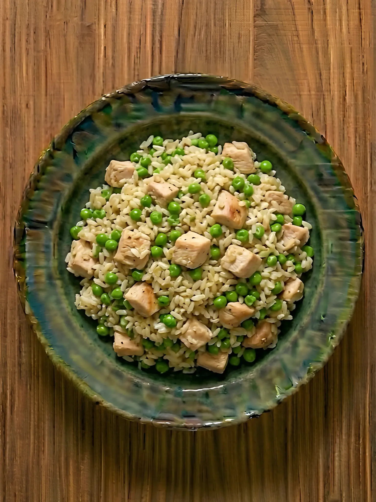 Arroz con pollo y guisantes en una olla
