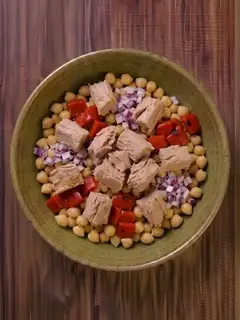 Ensalada de garbanzos con atún y pimiento