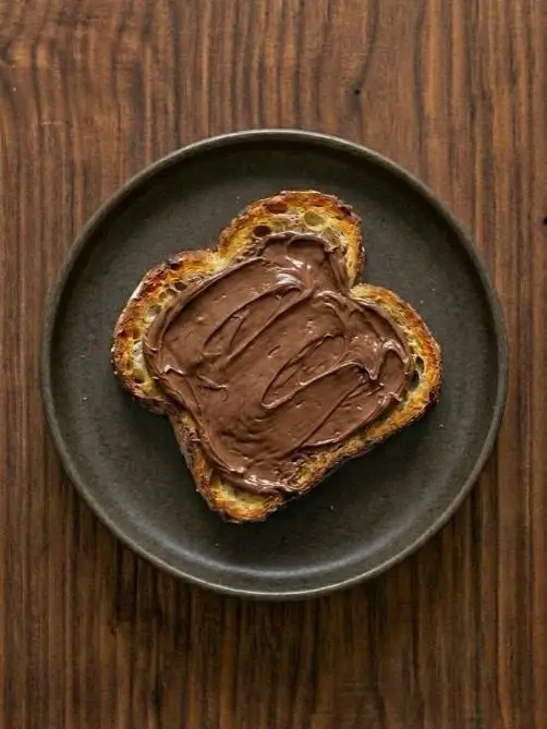 Tostada de pan de molde con crema de cacao