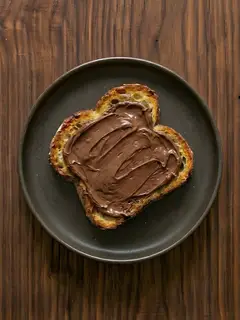Tostada de pan de molde con crema de cacao
