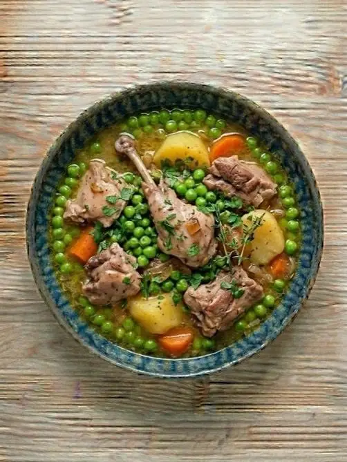 Conejo con Guisantes y Vino Blanco