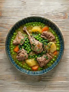 Conejo con Guisantes y Vino Blanco