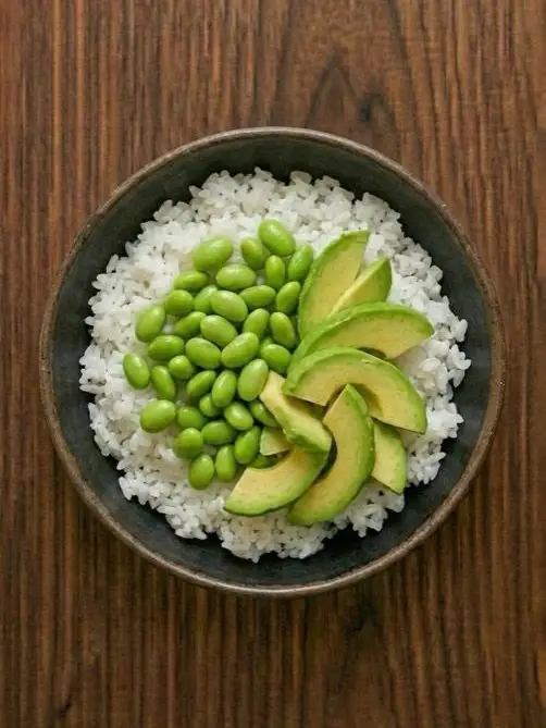 Bol de arroz con edamame y aguacate