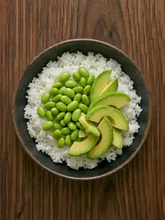 Bol de arroz con edamame y aguacate