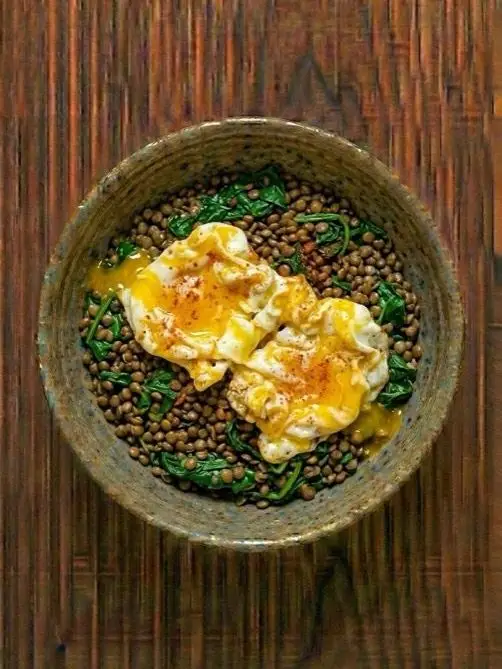 Lentejas salteadas con huevo y espinacas