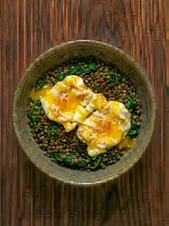 Lentejas salteadas con huevo y espinacas