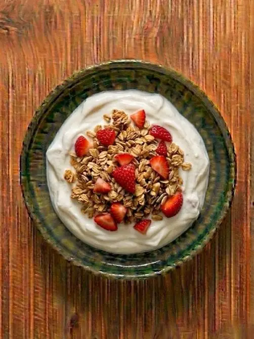 Yogur griego con granola y fresas