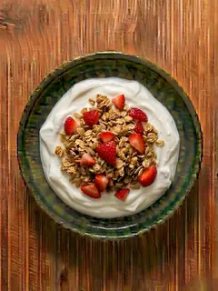 Yogur griego con granola y fresas
