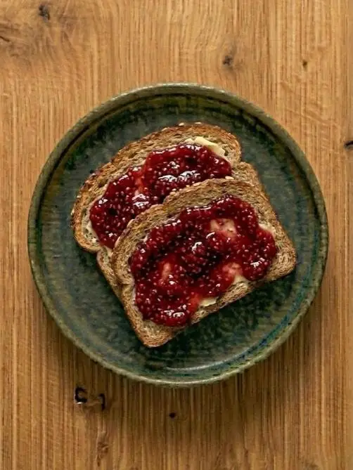 Tostada de pan integral con mermelada de frambuesa