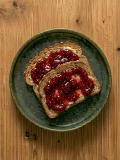 Tostada de pan integral con mermelada de frambuesa