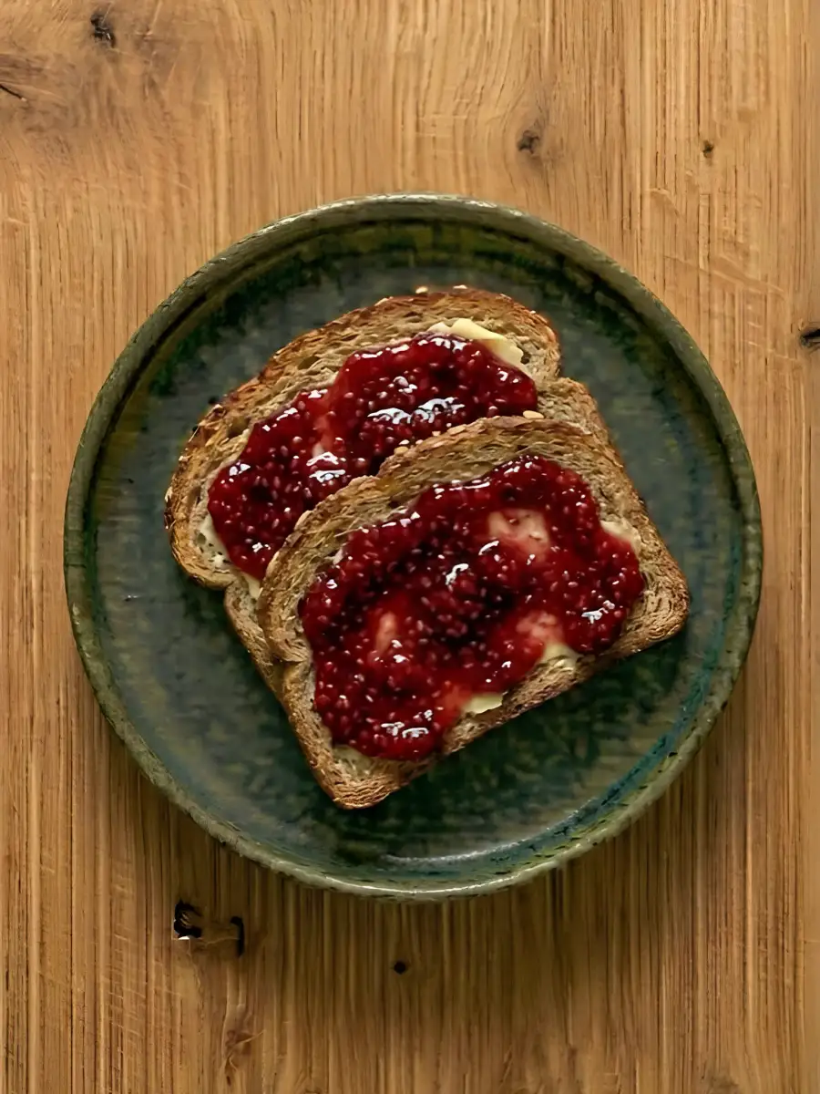 Foto de Tostada de pan integral con mermelada de frambuesa