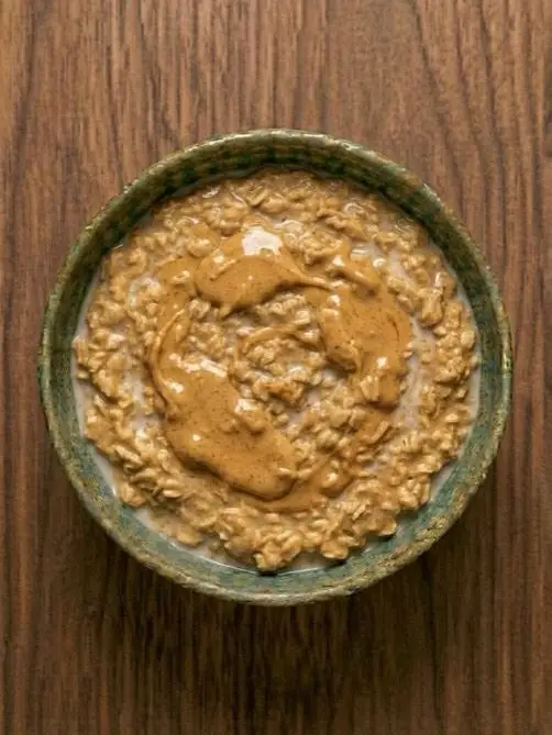 Porridge de avena con crema de cacahuete con leche de avena