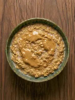 Porridge de avena con crema de cacahuete con leche de avena