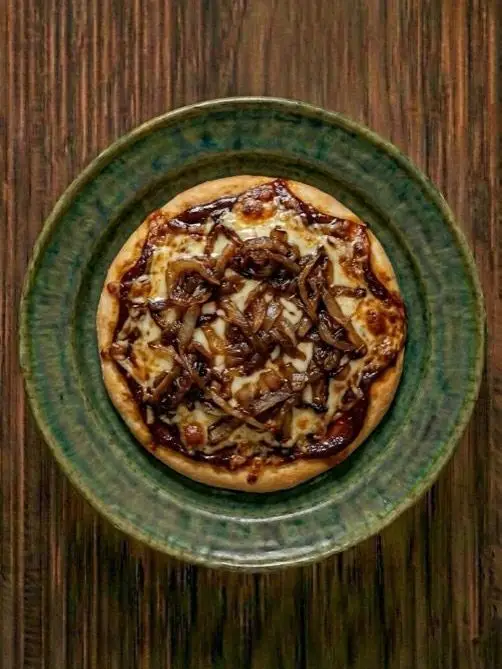 Pizza de barbacoa congelada con cebolla caramelizada