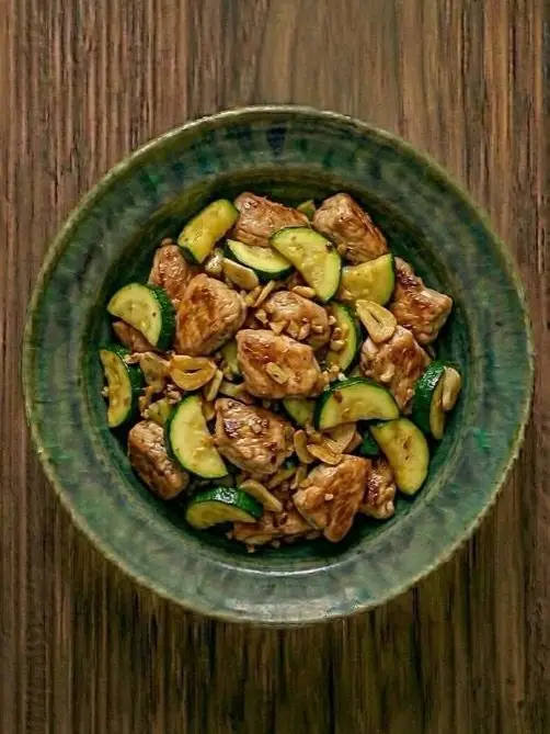 Pavo salteado con calabacin y ajo