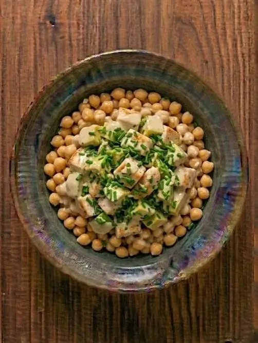 Bowl de garbanzos, pollo y tahini