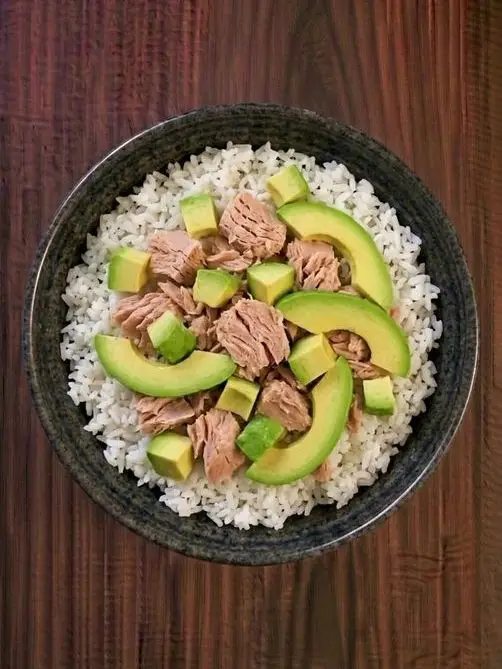 Arroz con atún y aguacate