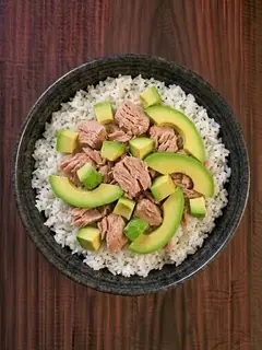 Arroz con atún y aguacate