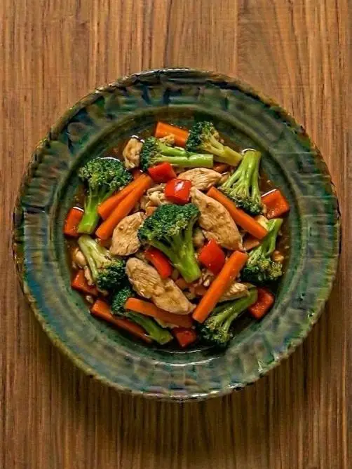 Wok de verduras congeladas con pollo y soja