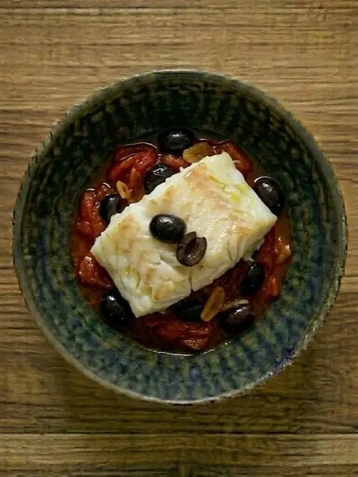 Bacalao con tomate y aceitunas