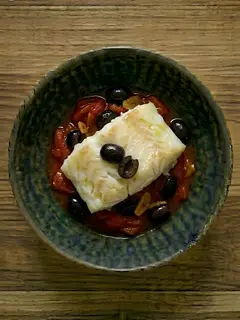 Bacalao con tomate y aceitunas